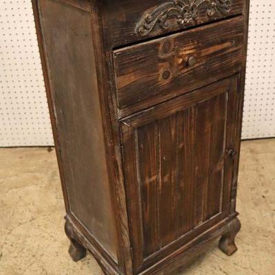 Lot: 614 - Antique style country 1 door 1 drawer side cabinet

Antique style country 1 door 1 drawer side cabinet with French style legs...