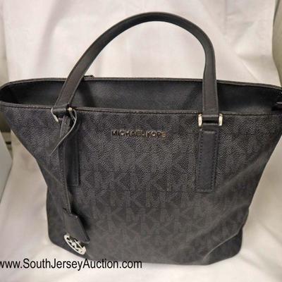 Lot: 494 - Authentic black Michael Kors hand bag/purse

Authentic black Michael Kors hand bag/purse
