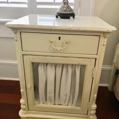 Lexington Furniture Betsy Cameron Collection Nana's favorite nightstand $225
21 X 17 X 28