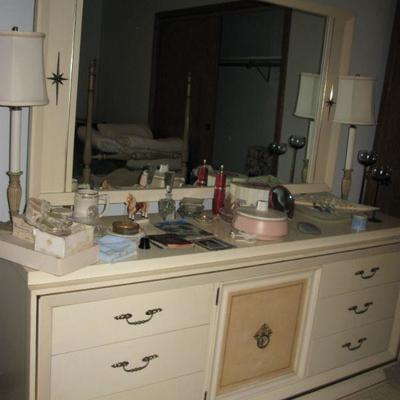 UNITED FURNITURE DRESSER WITH MIRROR                        
              BUY IT NOW $ 125.00
