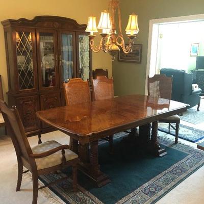 Beautiful dining room table with 6 chairs, lovely hutch and servicing cabinet-   all in excellent condition