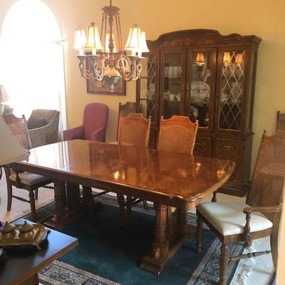 Beautiful dining room table with 6 chairs, lovely hutch and servicing cabinet-Â  Â all in excellent condition