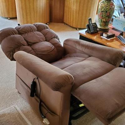 REClINER LIFT CHAIR LIKE NEW$200 EX