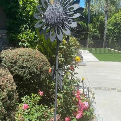 Whirligig garden spinner
