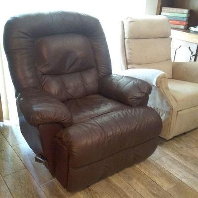 Very nice leather lift chair. Needs to be re-wired.