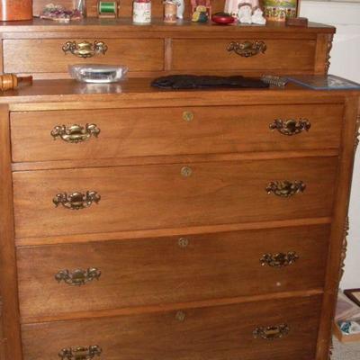 CHEST WITH GLOVE DRAWERS