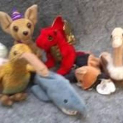 Lot of TY Beanie Babies and Y2K Taco Bell Dog