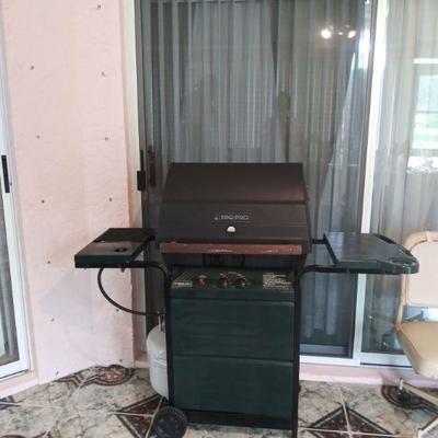 BBQ Grill like new condition with propane tank
