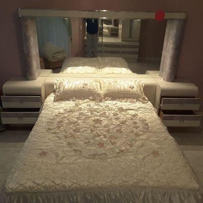 Complete Queen Bedroom Set, Bed, Headboard, Mirrored Dresser, Tall Hutch, Beautiful Set, Great Condition, Must See