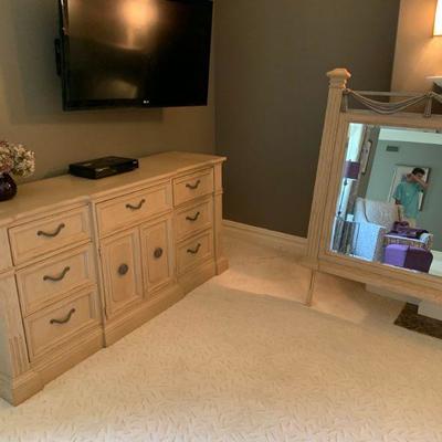 Stanley Furniture Dresser (mirror a