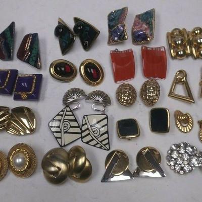 https://www.ebay.com/itm/114327024829	PR3014 USED VINTAGE LOT OF 18 COSTUME JEWELRY CLIP ON EARRINGS	Auction
