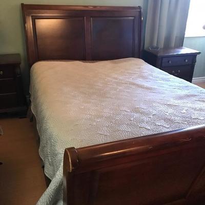 MATTRESS IS NOT FOR SALE, ONLY SLEIGH BED WITHOUT MATTRESS IS FOR SALE 