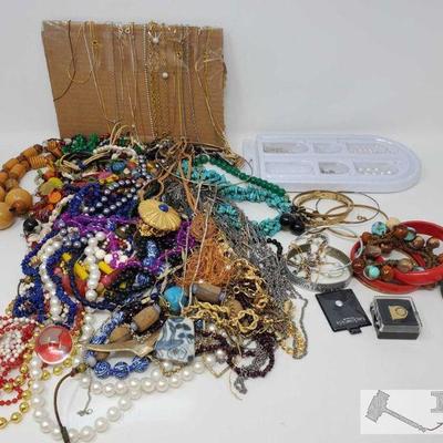 584	

Costume Jewelry
Includes Necklaces, Bracelets, Pins, and More!