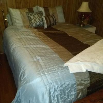 queen bed with matress and box $100.00