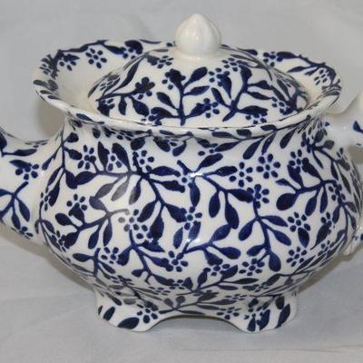 "Victorian" Elegant Blue and White Porcelain Teapot (Made in England) 
