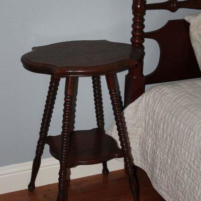 Antique Oak Turtle Turned Spool Leg Occasional Table (29â€x20â€)