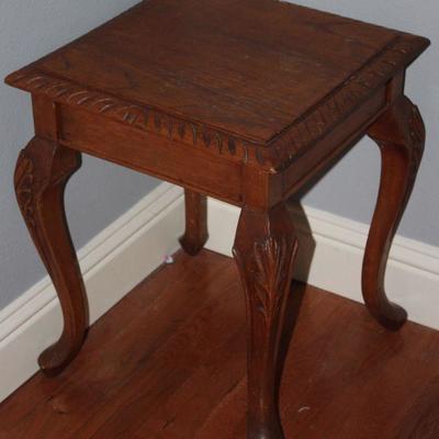 Vintage Oak Small Accent Table with Rope Carved Edged raised on Cabriole Legs (16â€ x 16â€ x 20â€H)