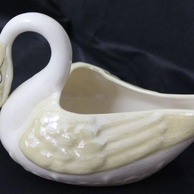Irish Belleek Swan (3 1/2â€H x 4 1/2â€W)