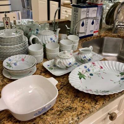 Set of Haviland Hand-painted porcelain, consisting of:
- 8 Dessert dishes , - 1 Oval Platter, - 1 Entree' dish and 1 round bowl.  