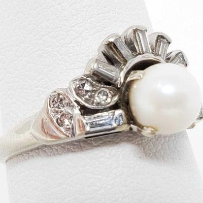 14K Gold Ring With Pearl weighs approx 3.9g and a size 8