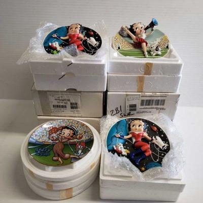 4104	

Approx 8 Betty Boop Decortive Plates
Approx 8 Betty Boop Decortive Plates