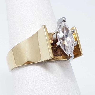 614	

10k Gold Ring, 5.7g
Weighs Approx 5.7g Size 7