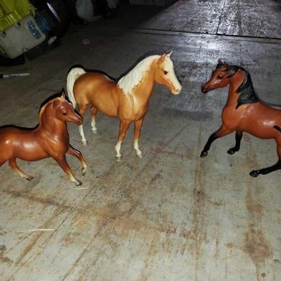 11100	

3 Plastic Decorative Horses
3 Plastic Decorative Horses