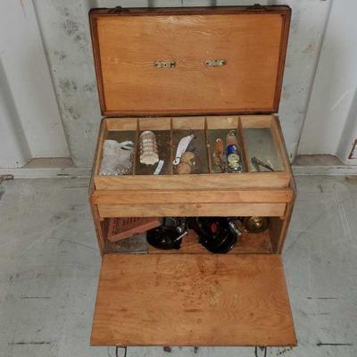 4140	

Vintage Tackle Box
Comes With Multiple Items