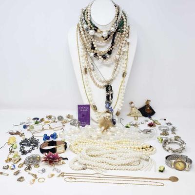 762	

Costume Jewelry
Includes Necklaces, Earrings, Pins, Rings, Pendants, and More
