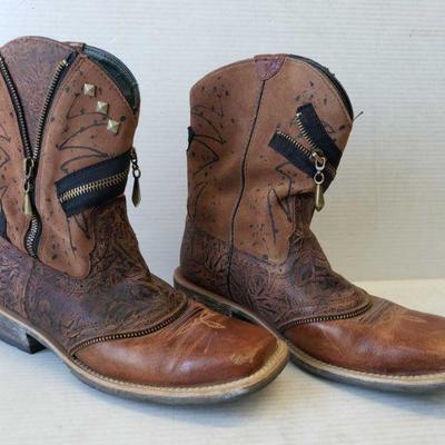 3050	

Ariat Womens Square Toed Boots
Size 9.5B