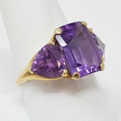 558	
14k Gold Ring With Semi Precious Stone
Weighs 5.9g Size 10