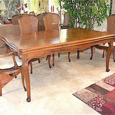 Extendable Dinning Room Table with 6 Chairs. Closed - 72