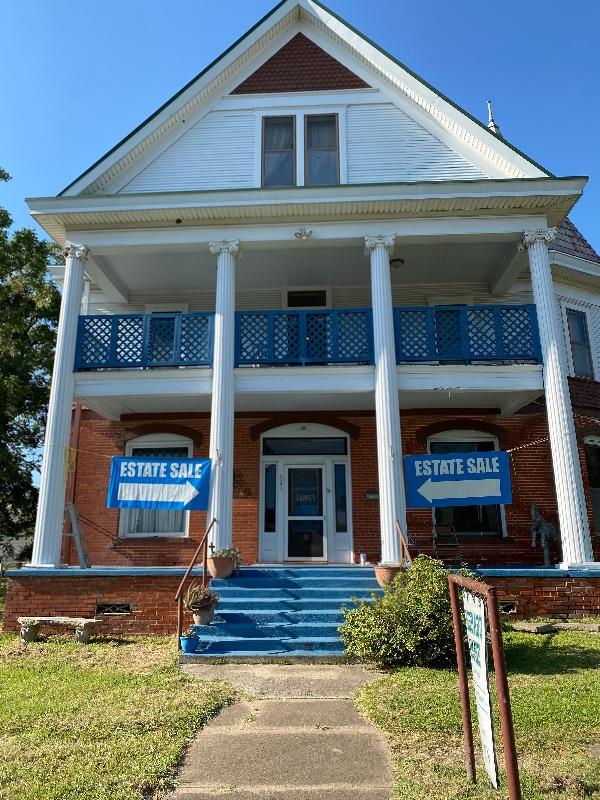 Trip Worthy Teague, Texas treasure hunt in the Hubbard Mansion