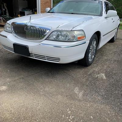 2008 lincoln Towncar with only 92K miles and is in great condition.