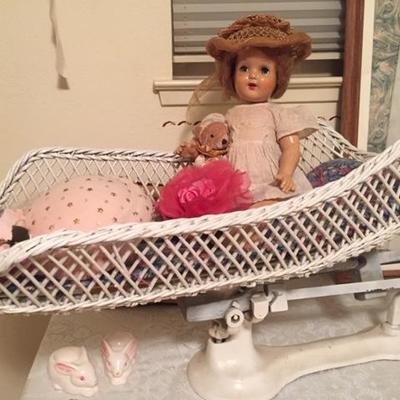 Incredibly Cute Baby Scale with Wicker Tray mint condition