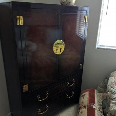 large chest/dresser in excellent condition
60