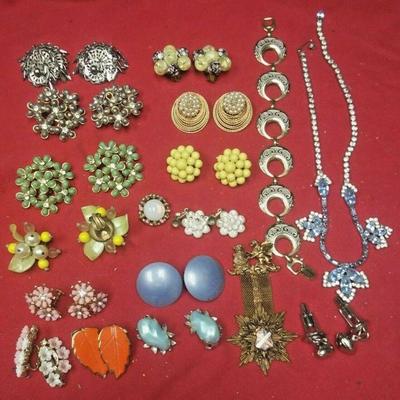 https://www.ebay.com/itm/124311278327	LX3001 LOT OF 18 PCS  VINTAGE COSTUME JEWELRY CLIP ON EARRINGS, NECKLACES, ETC		Auction