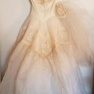 1950's vintage wedding dress.  Wedding veil, pillbox hat.  Stored in a Bullock's of Los Angeles box.  This dress is in fantastic shape....