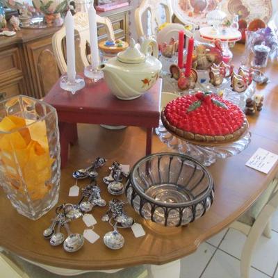1930s Halls Aladdin teapot & 2 ceramic covered pie dishes. strawberry & pumpkin