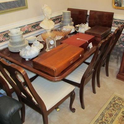 Vintage Broyhill dining set w/ 8 chairs, pads & 2 leaves