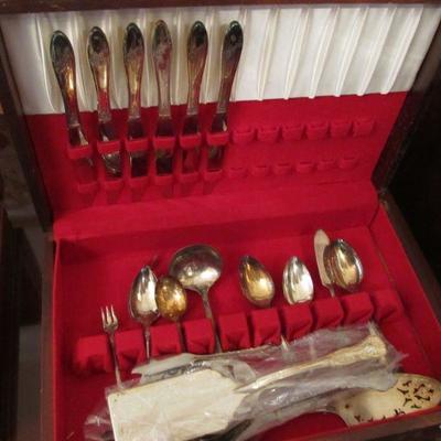 Silverplate flatware set in wood case