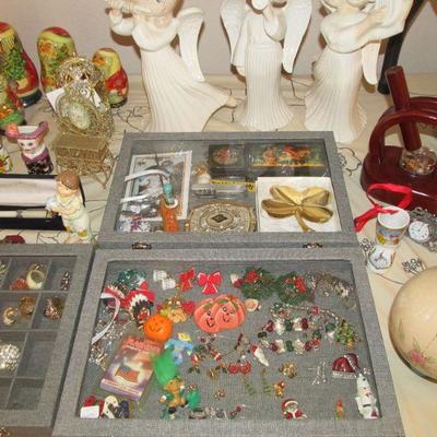 Some Christmas costume jewelry, costume rings,  & other fine things