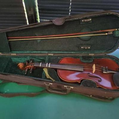 1028	
German Huun Eum Violin Comes With Case and Bow
German Huun Eum Violin Comes With Case and Bow