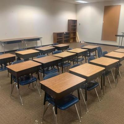 
#27016 â€¢ 14 Classroom Desk And 14 Chairs