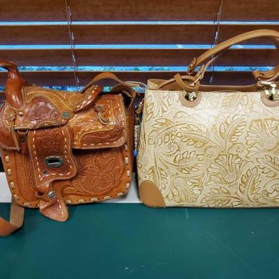 550	
2 Western Leather Tooled Purses
Brand Borse In Pelle and Other Unknown