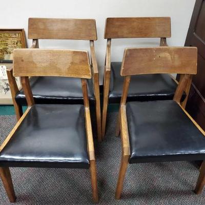 502	
4 Vintage Chairs
Measures Approx 20