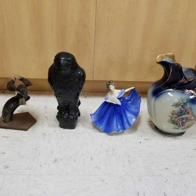 
#676 â€¢ 2 Figurines, 2 Bird Statues, And 2 Pitchers