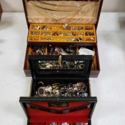 588	
Jewelry Boxes With Costume Jewelry
Includes Necklaces, Rings, Earrings, Bracelets, And More