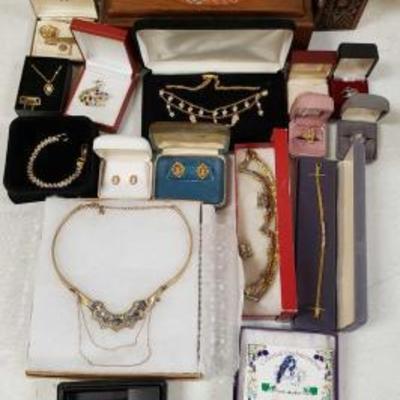 586	
Costume Jewelry
Includes Necklaces, Earring, Rings, Money Clamp, And More