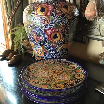Large talvera urn and plates 